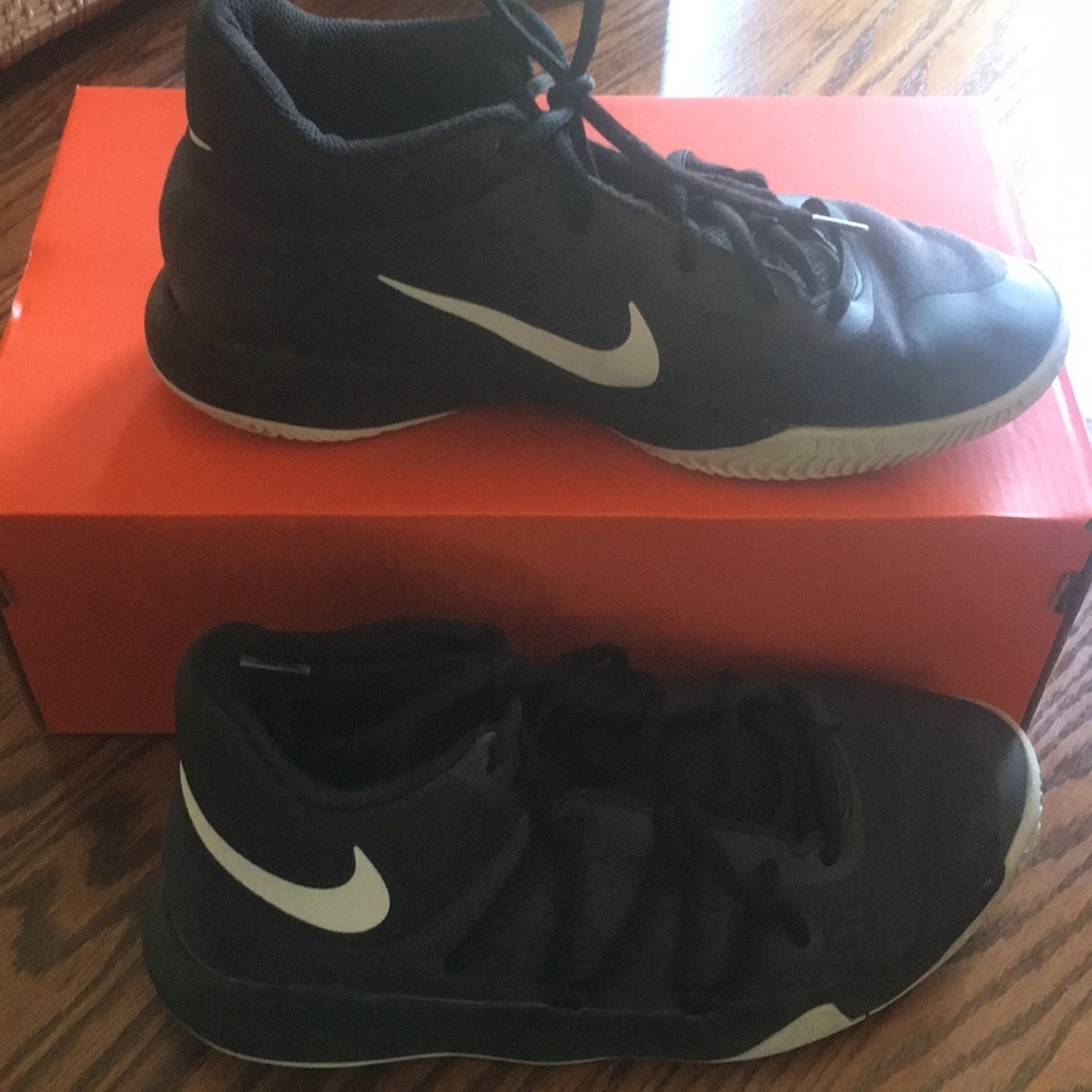 Youth boys Nike hi top tennis shoes.